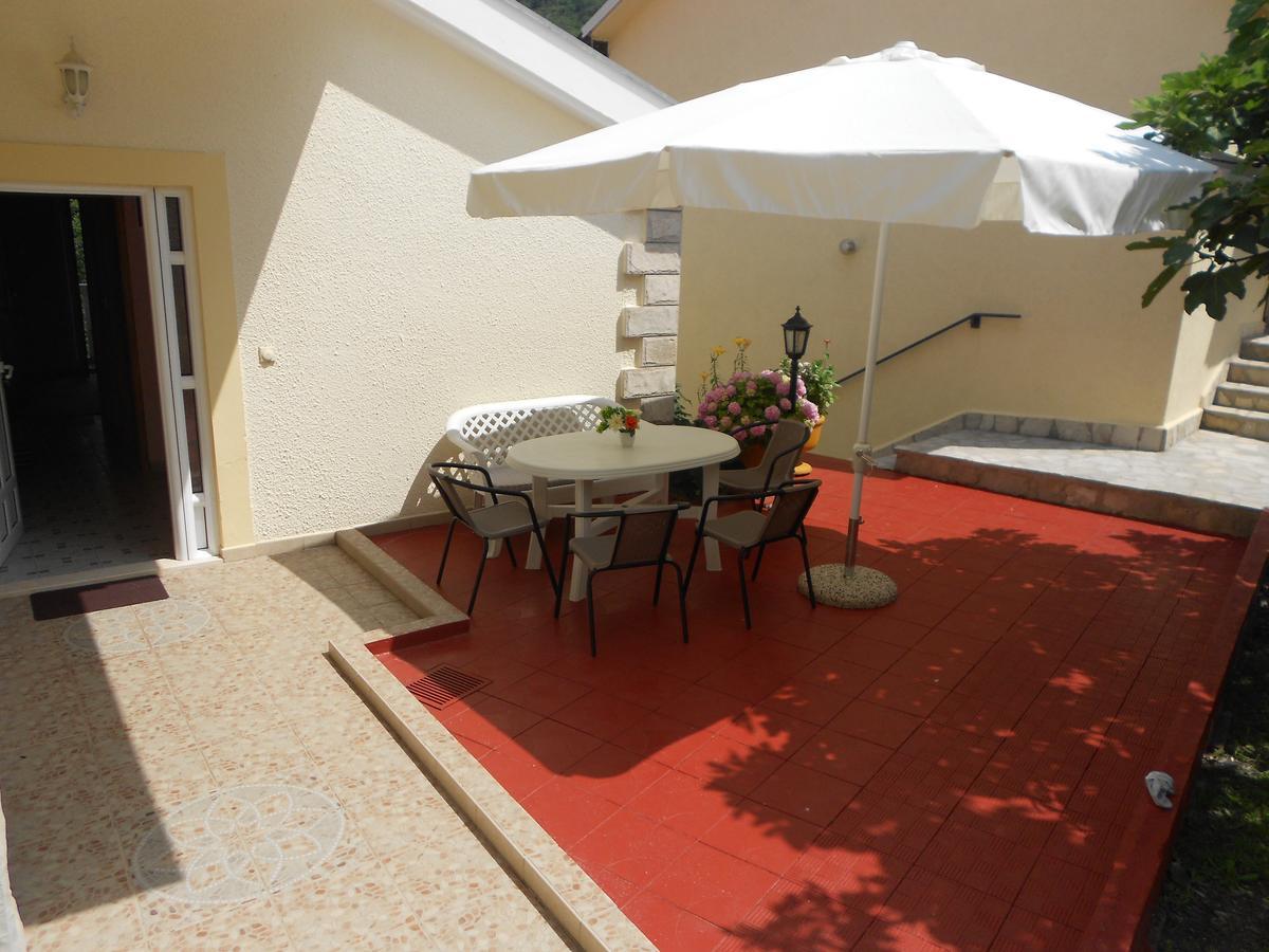 Lorena Rooms Risan Exterior photo